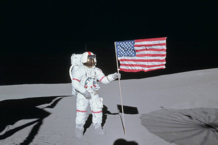 planté du drapeau américain sur la lune dans une nuit noire sans étoiles