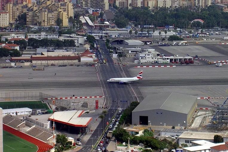 Aéroport international de Gibraltar, Territoire Britannique d'Outre-Mer
