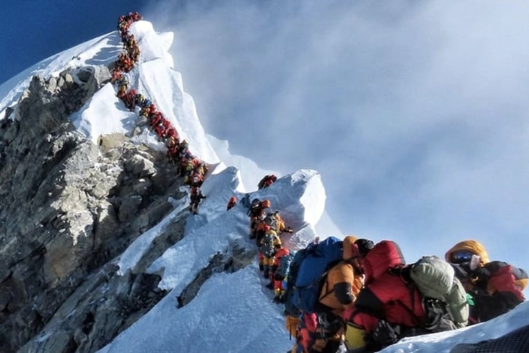 Embouteillage pour atteindre le sommet de l'Everest
