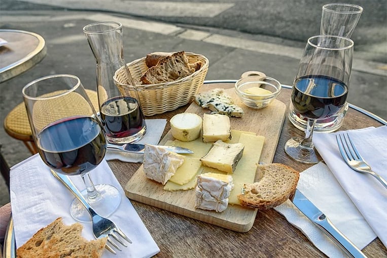Les produits français comme le vin ou le fromage pourraient être taxés à 100% à l'importation aux États-Unis