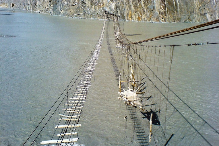 Le pont Hussaini, au Pakistan